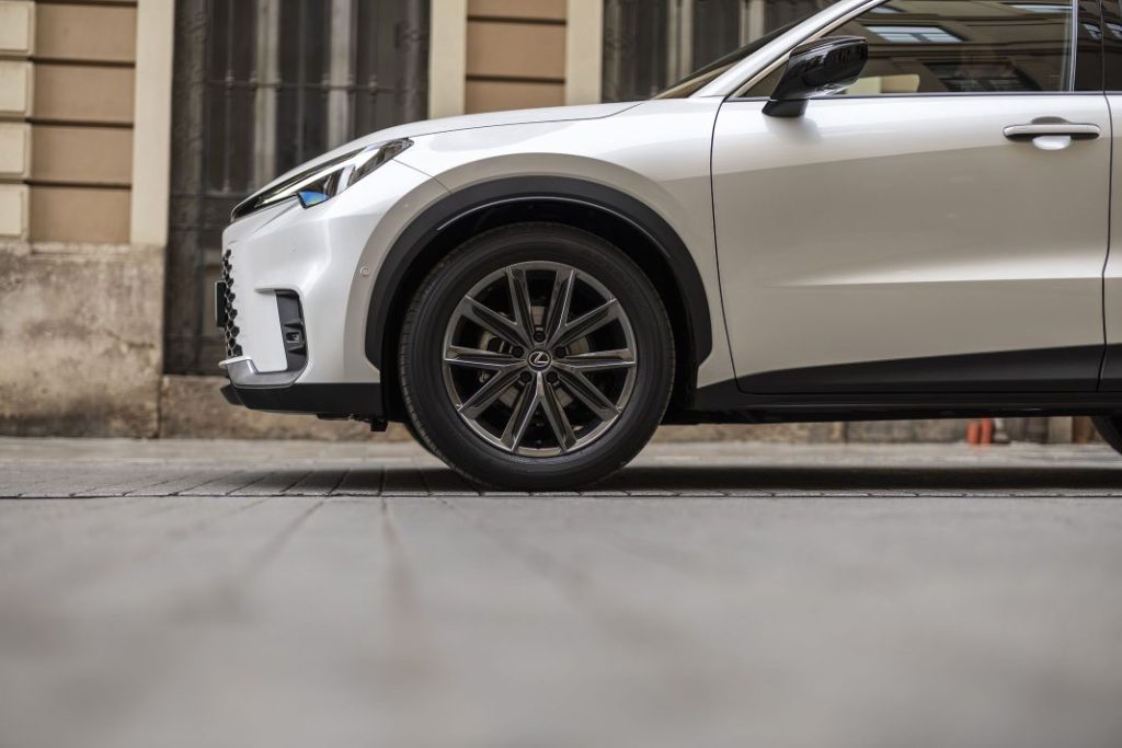 lexus lbx relax sonic quartz detail 005 Motor16