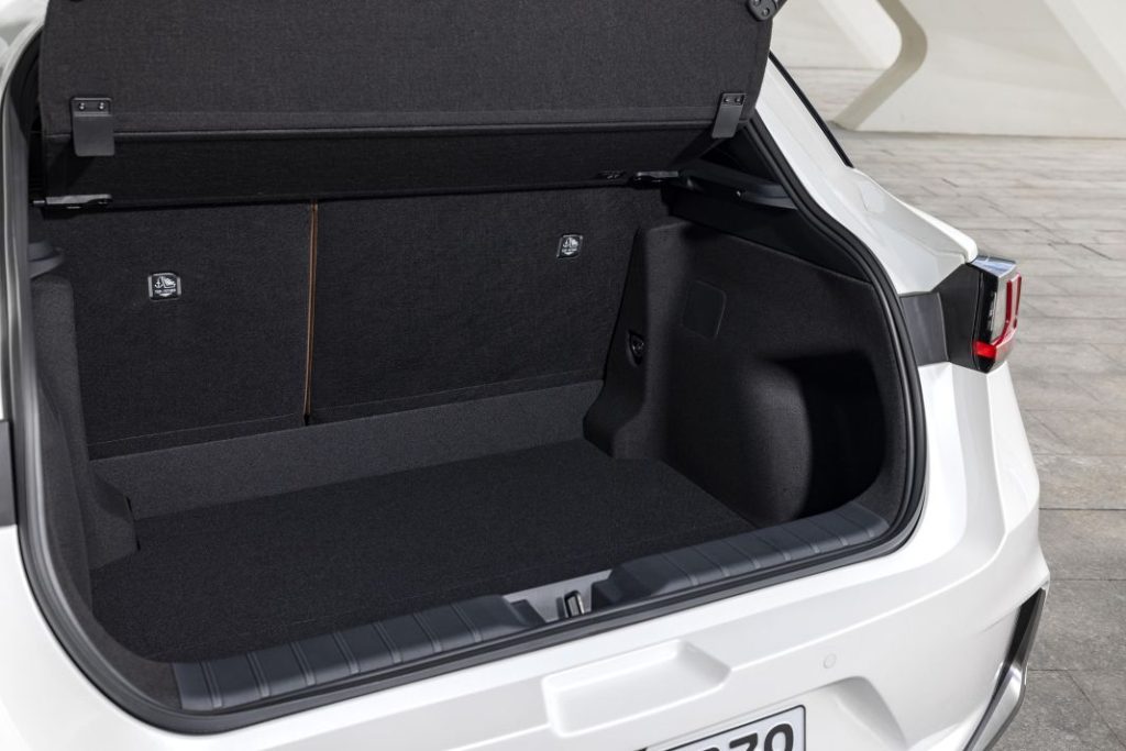 lexus lbx relax sonic quartz detail 015 Motor16