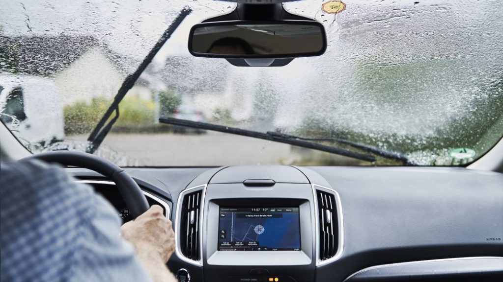lluvia conducir coche 2 Motor16