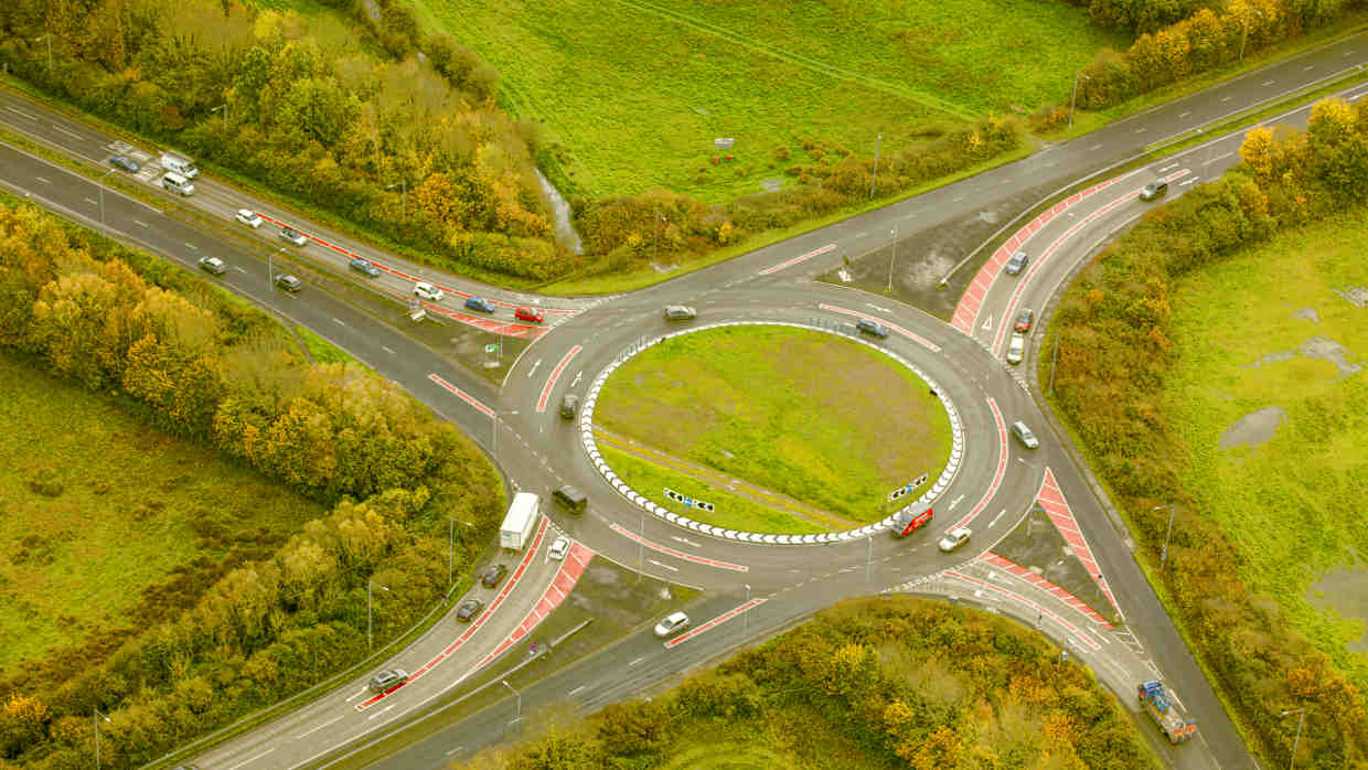 La Guardia Civil de Tráfico que dice cómo circular por una rotonda 2 Motor16 LA SEGURIDAD COMO PRIORIDAD