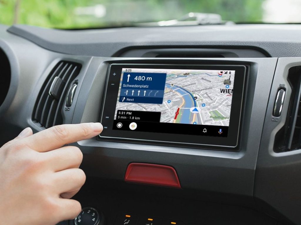 El sencillo truco para que Android Auto te 'chive' si una gasolinera está de paso en la carretera o hay que desviarse 5 Motor16 android auto