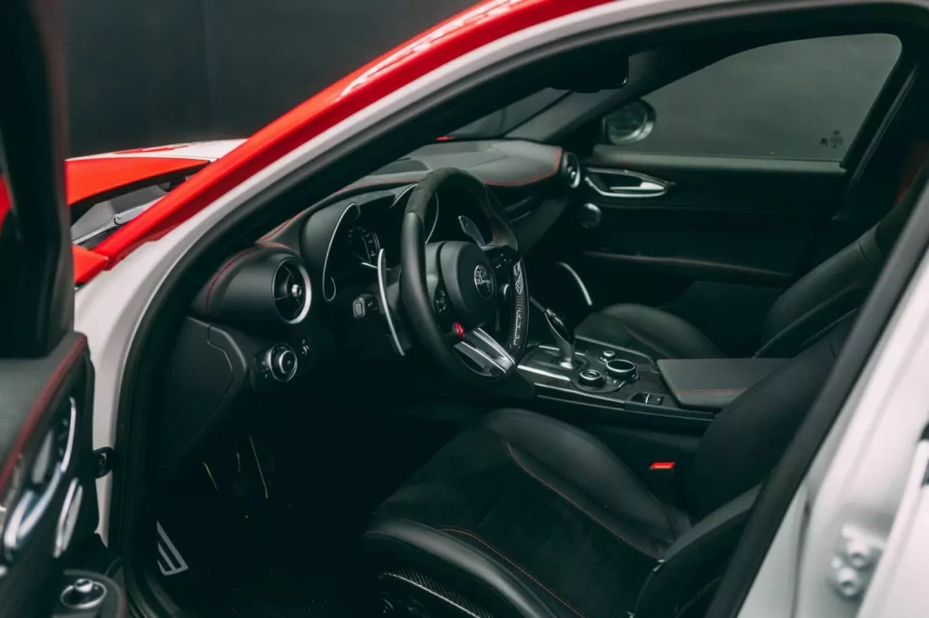 2019 Alfa Romeo Giulia Quadrifoglio RM Sotheby's. Imagen interior.