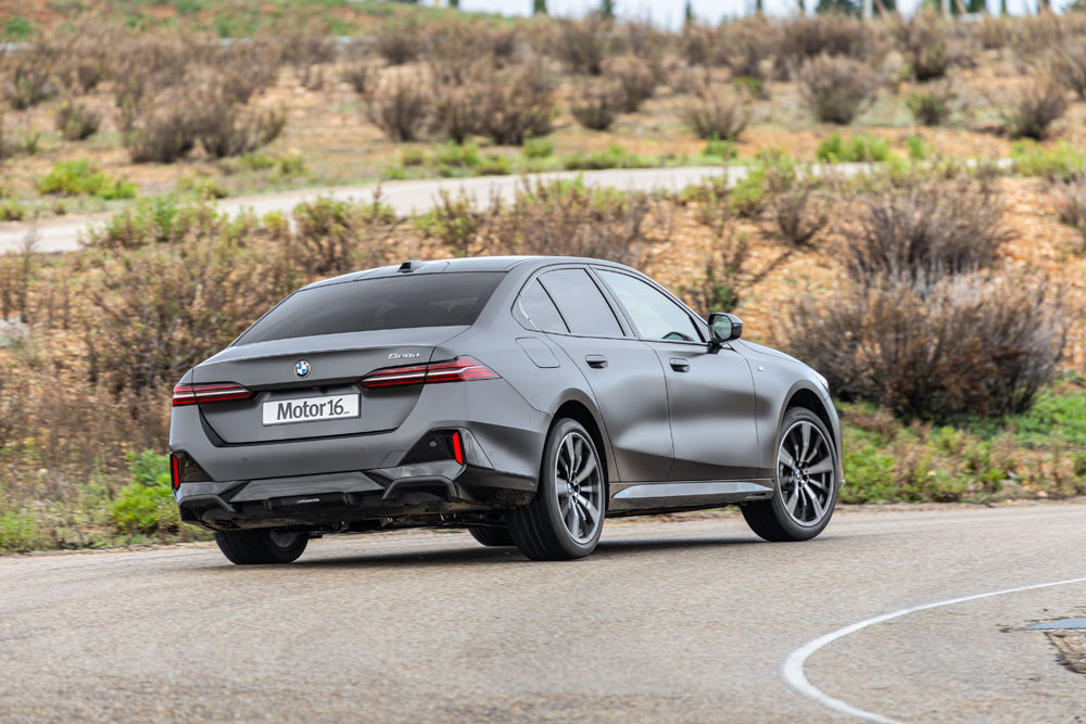 Probamos el BMW 520d: Hasta el infinito... Y más allá 3 Motor16 2024 BMW 520d. Prueba. Imagen curva.