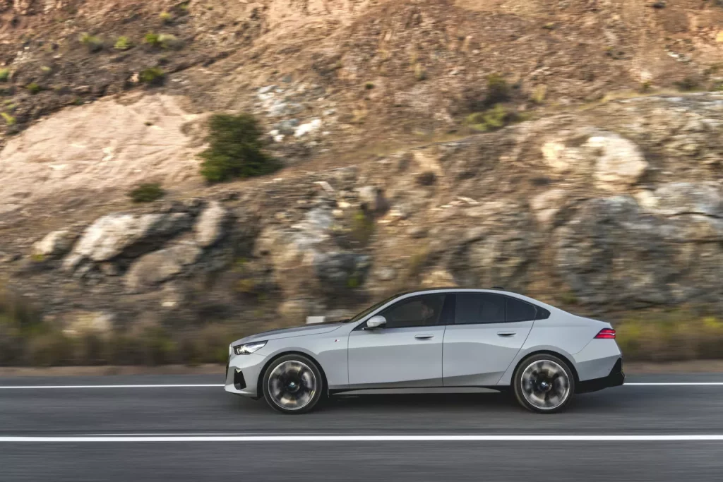 2024 BMW i5 xDrive40. Imagen barrido. Coches eléctricos