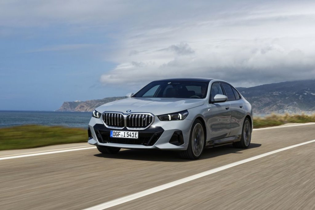 El premio Coche del año en el mundo ya tiene finalistas 4 Motor16 2024 BMW i5 xDrive40. Imagen portada.