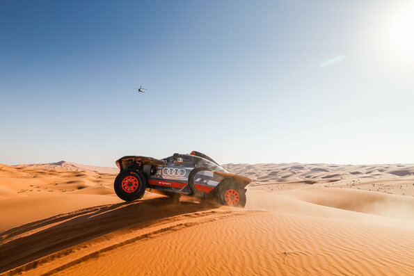 Carlos Sainz conquista su cuarto Dakar con el último cartucho de Audi 4 Motor16 2024 Carlos Sainz, Lucas Cruz, Audi RS Q e-tron Dakar. Imagen dunas.