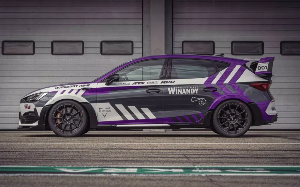2024 Cupra León Widebody RS-R JE Design. Imagen lateral.