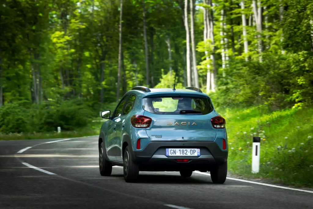 Dacia quiere invadir Alemania con su Spring 1 Motor16 2024 Dacia Spring Extreme. Imagen trasera.