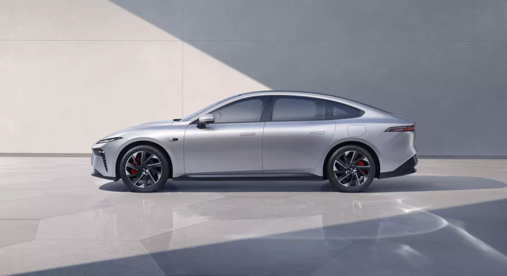 Dongfeng eπ 007. Un interesante eléctrico a mitad de precio de Model 3 1 Motor16 2024 Dongfeng eπ 007. Imagen silueta.