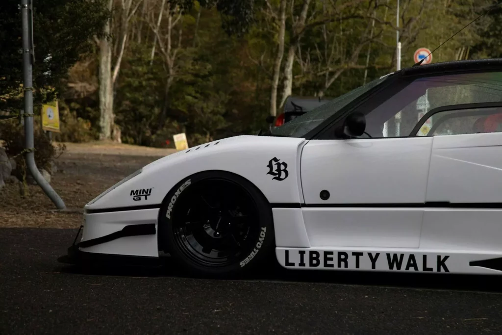 Liberty Walk te fabrica un Ferrari F40 de bolsillo. Cuesta una pasta y tiene 414 CV menos 15 Motor16 2024 Liberty Walk LB40 AZ 13 Motor16