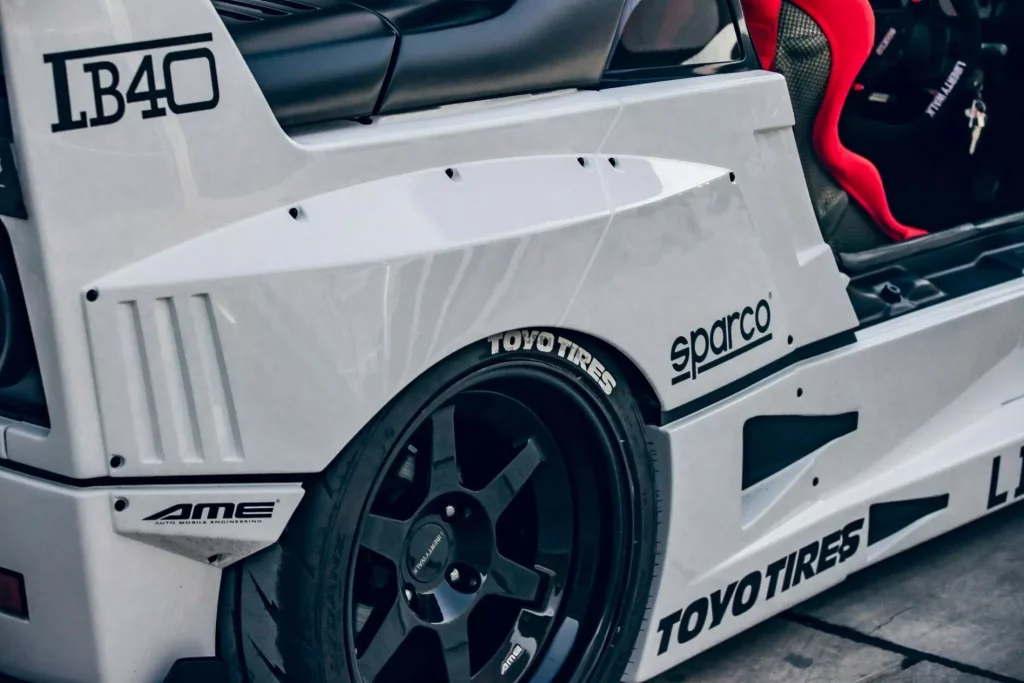 Liberty Walk te fabrica un Ferrari F40 de bolsillo. Cuesta una pasta y tiene 414 CV menos 16 Motor16 2024 Liberty Walk LB40 AZ 14 Motor16