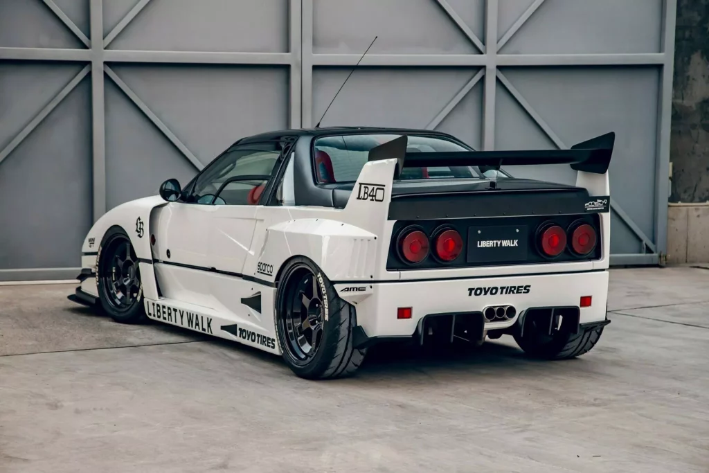 Liberty Walk te fabrica un Ferrari F40 de bolsillo. Cuesta una pasta y tiene 414 CV menos 1 Motor16 2024 Liberty Walk LB40 AZ. Imagen trasera.