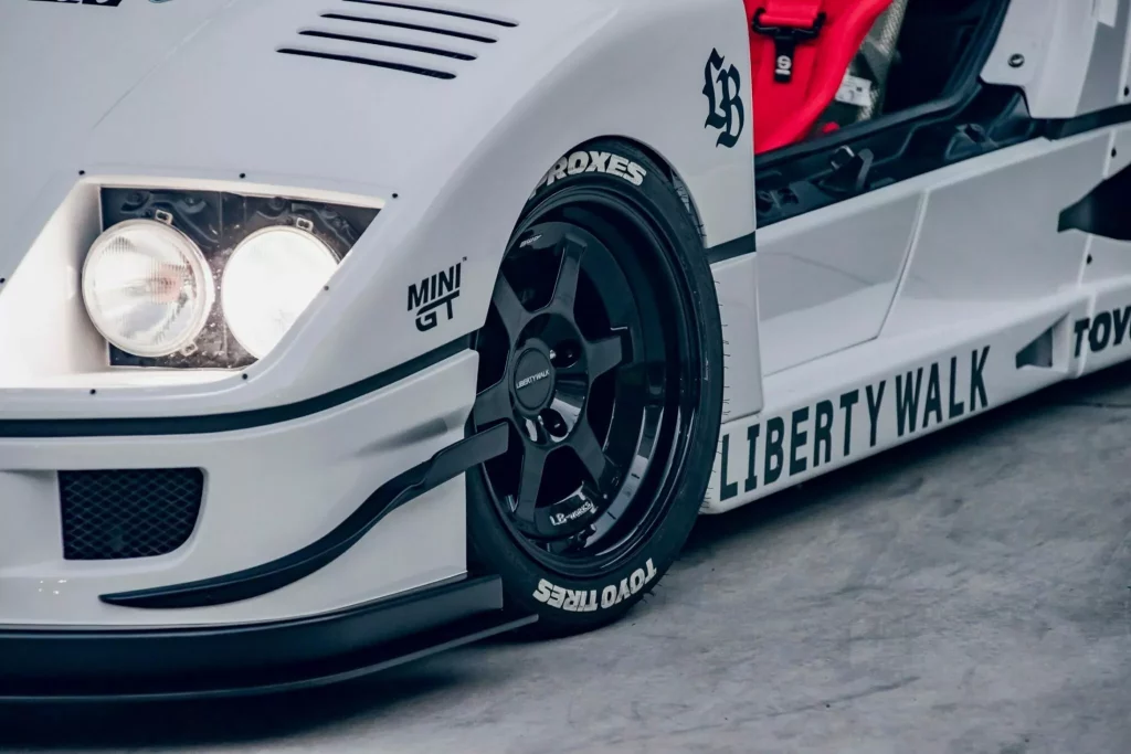 Liberty Walk te fabrica un Ferrari F40 de bolsillo. Cuesta una pasta y tiene 414 CV menos 2 Motor16 2024 Liberty Walk LB40 AZ. Imagen detalle.