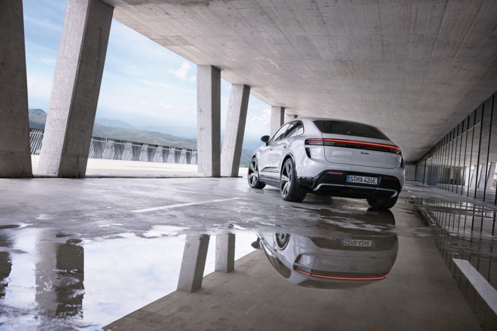 Porsche Macan: Y seis opciones que cuestan lo que un Porsche Macan 2 Motor16 2024 Porsche Macan. Imagen trasera.