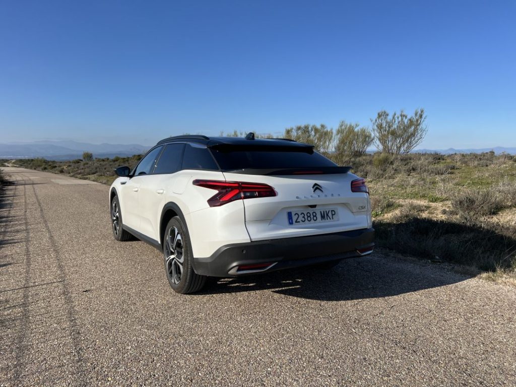 Probamos el Citroën C5 X Plug In Hybrid 180 Plus. Máxima eficiencia a todo confort 5 Motor16 2024 Citroen C5 X Plug In 180. Prueba. Imagen trasera.
