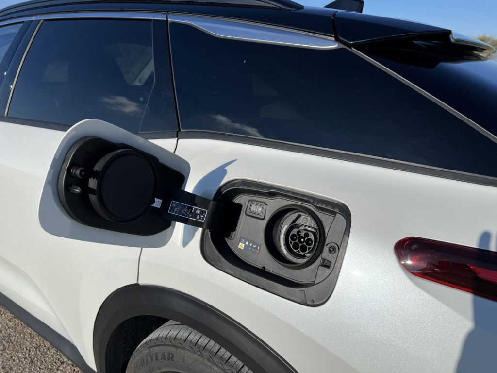 Probamos el Citroën C5 X Plug In Hybrid 180 Plus. Máxima eficiencia a todo confort 4 Motor16 2024 Citroen C5 X Plug In 180. Prueba. Imagen punto de carga.