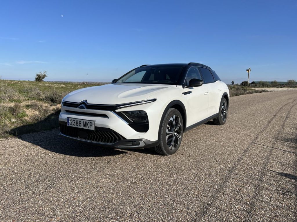 Probamos el Citroën C5 X Plug In Hybrid 180 Plus. Máxima eficiencia a todo confort 8 Motor16 2024 Prueba Citroen C5 X Hybrid 180 29 Motor16