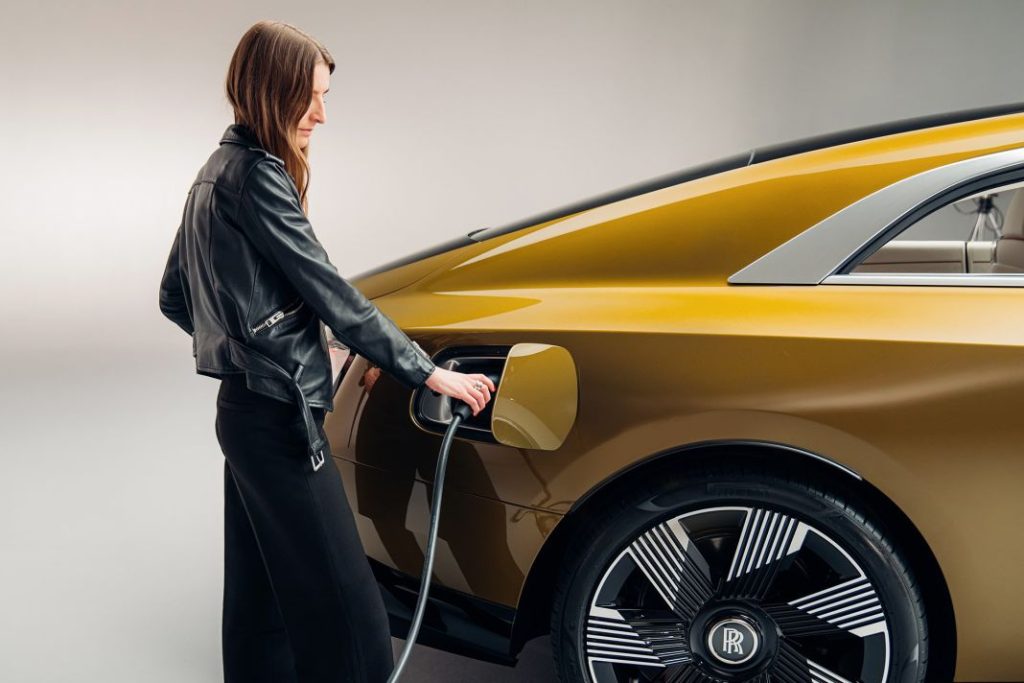Rolls-Royce Spectre: El motivo para que un coche de 400.000 euros tenga que pasar por el taller 2 Motor16 2024 Rolls-Royce Spectre revisión. Imagen carga.