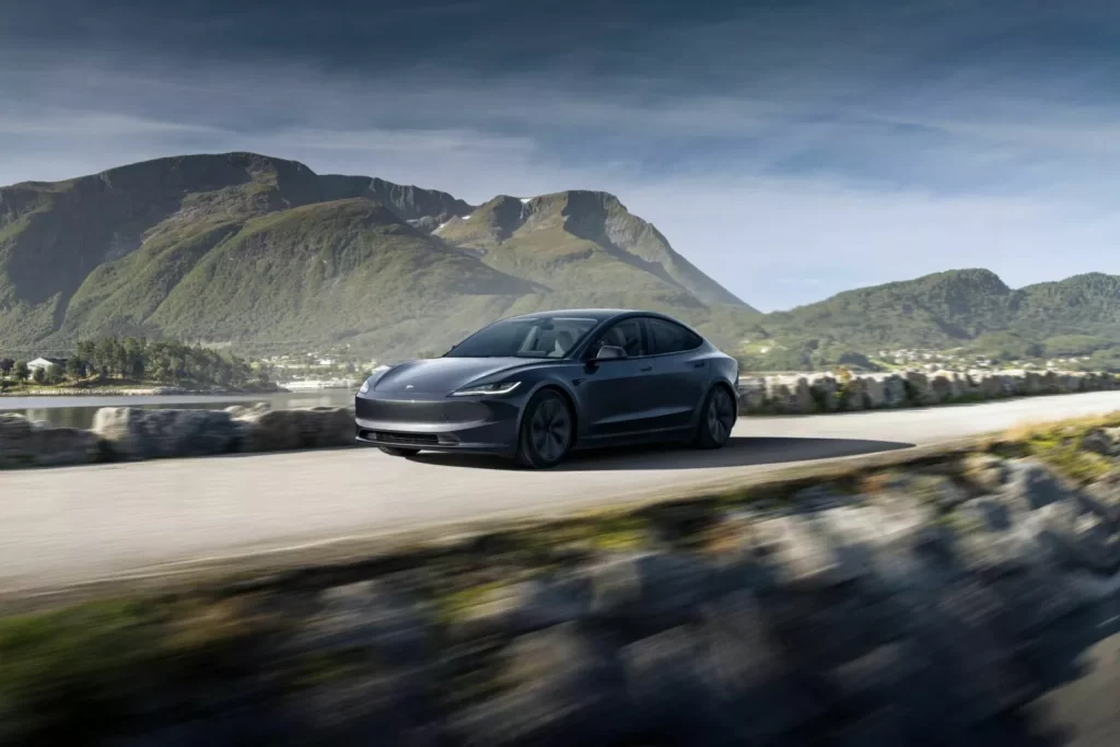 2024 Tesla Model 3. Imagen movimiento.