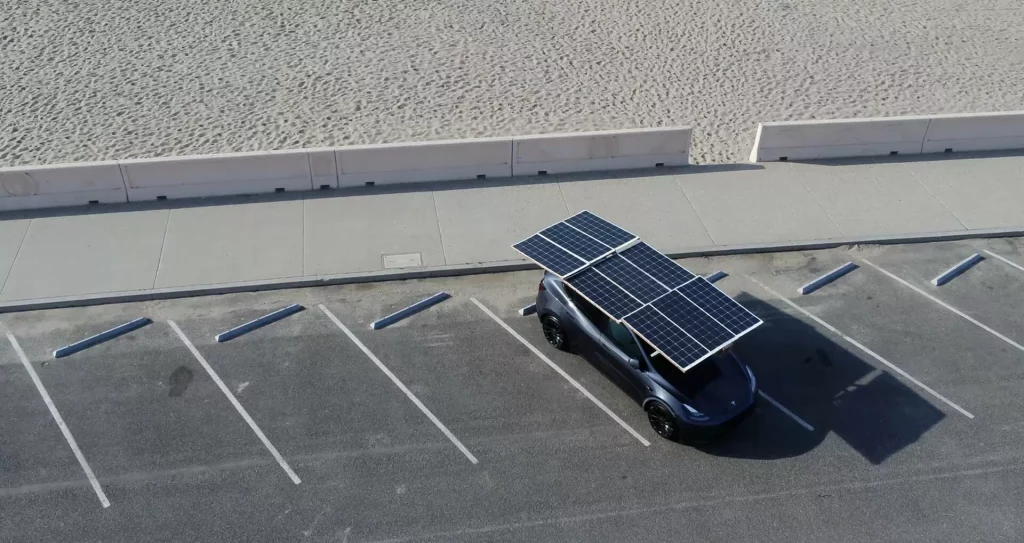 2024 Tesla Model Y Paneles solares. Imagen.