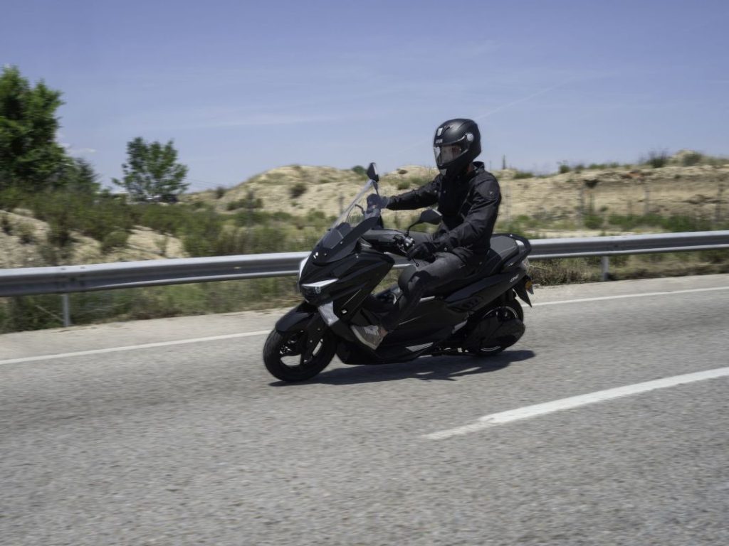 2024 Velca One. Scooter eléctrico. Imagen movimiento.