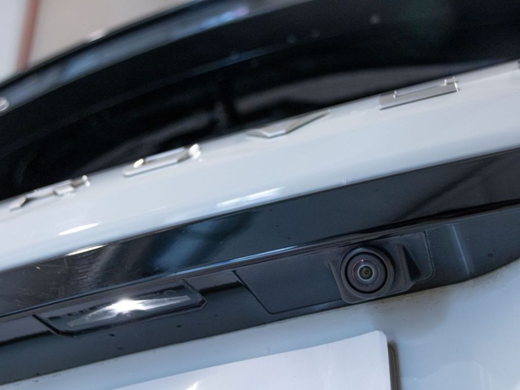 El motivo por el que casi 60.000 Range Rover son llamados a revisión 1 Motor16 2024 Range Rover cámara trasera. Imagen detalle.