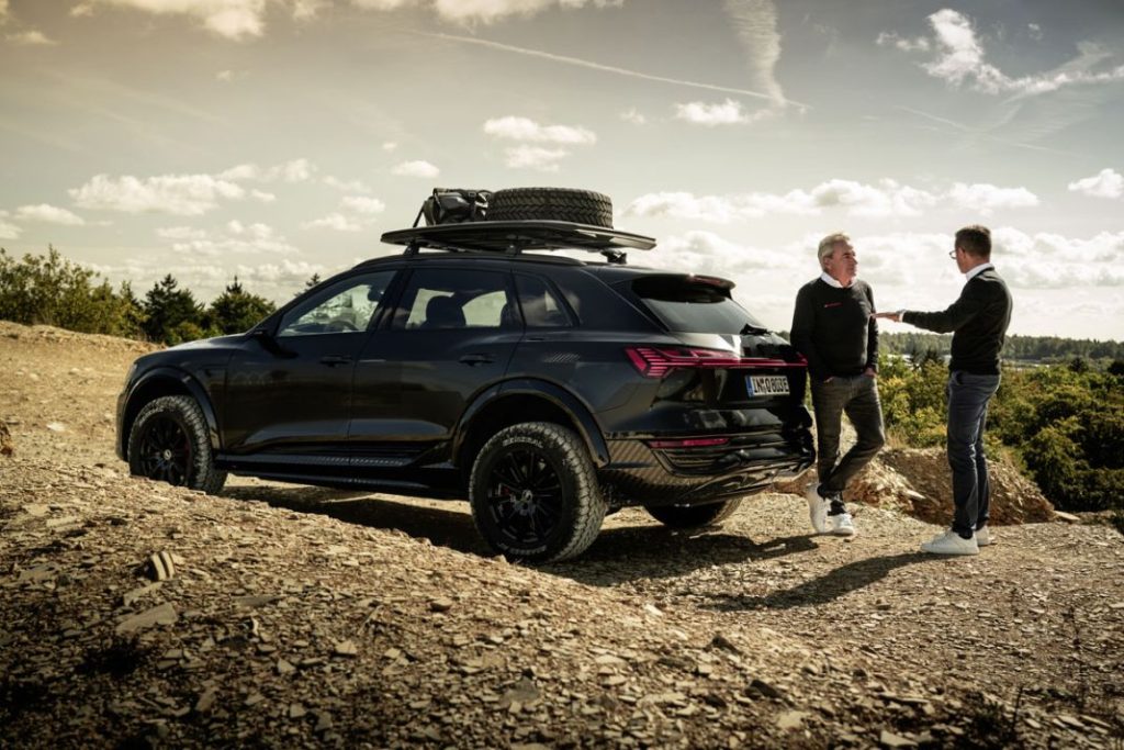 Carlos Sainz y Fermín Soneira junto al Audi Q8 e-tron edition Dakar