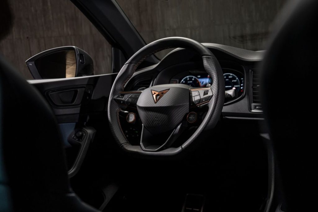 El Cupra Ateca amplía su oferta con una versión de 190 CV y tracción total 22 Motor16 CUPRA Ateca 190cv23 Motor16