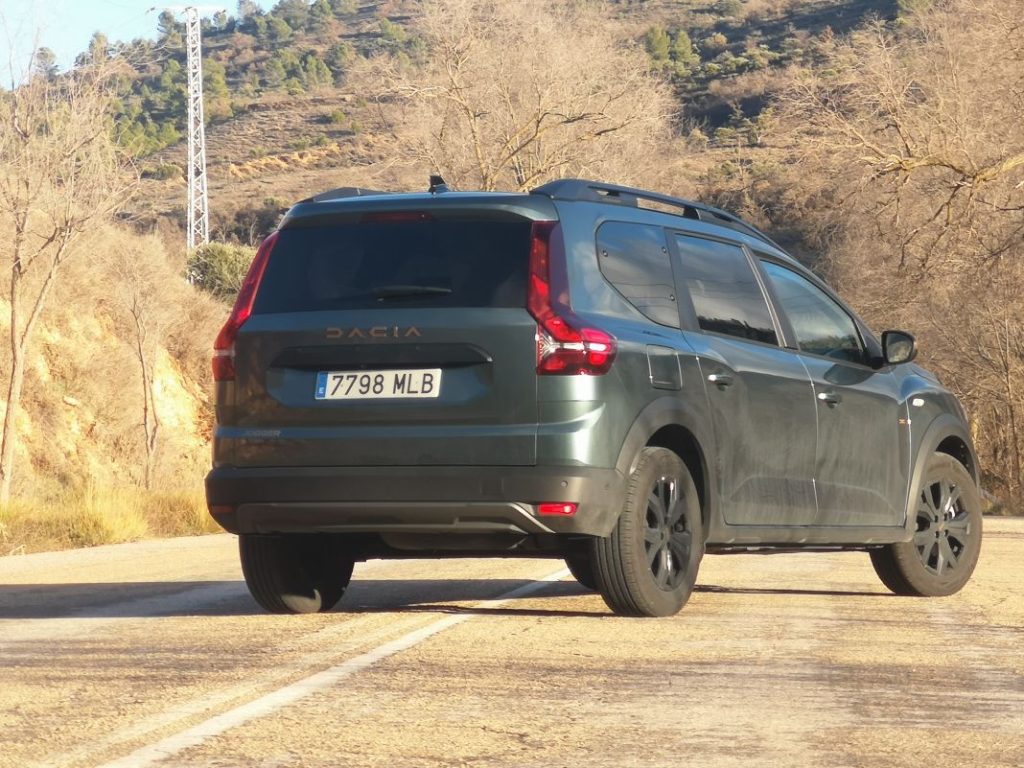 Dacia Jogger ECO-G Extreme: Probamos la opción perfecta para familias con economía de guerra 1 Motor16 2024 Dacia Jogger ECO-G Extreme. Prueba. Imagen trasera.