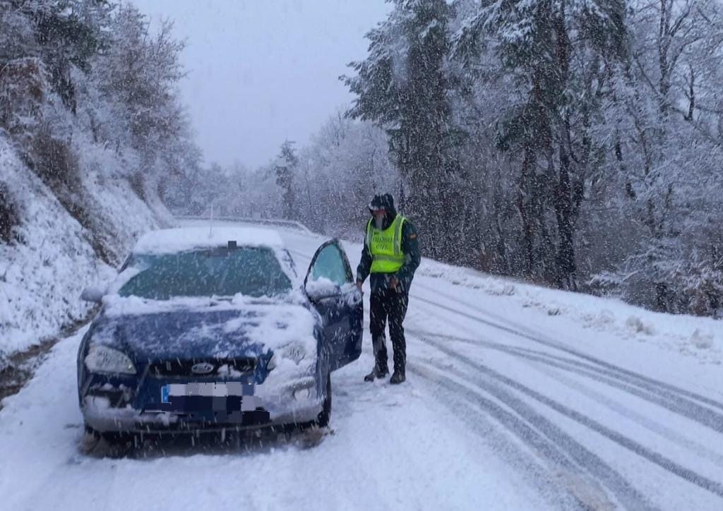 El estudio que confirma que los españoles no saben conducir con nieve 82 Motor16 EuropaPress 5671700 agente guardia civil atiende conductor debido presencia nieve carretera Motor16