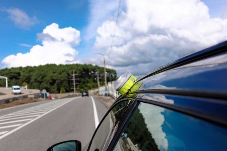 La DGT ya envía al navegador de tu coche la ubicación de las señales V-16 ¿Te la has comprado ya? 1 Motor16 EuropaPress balizas luminosas v 16 Motor16