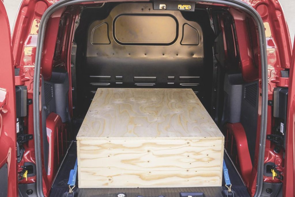 Nuevo Ford Tourneo Courier 2024. Una propuesta necesaria 24 Motor16 Ford Transit Courier 2024 5 Motor16