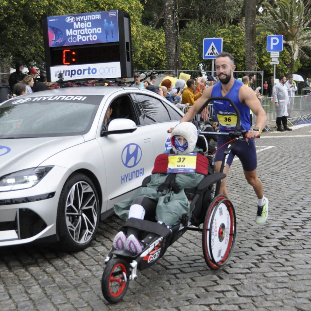 Hyundai Eric Domingo y su madre en el Medio Maraton de Oporto Motor16