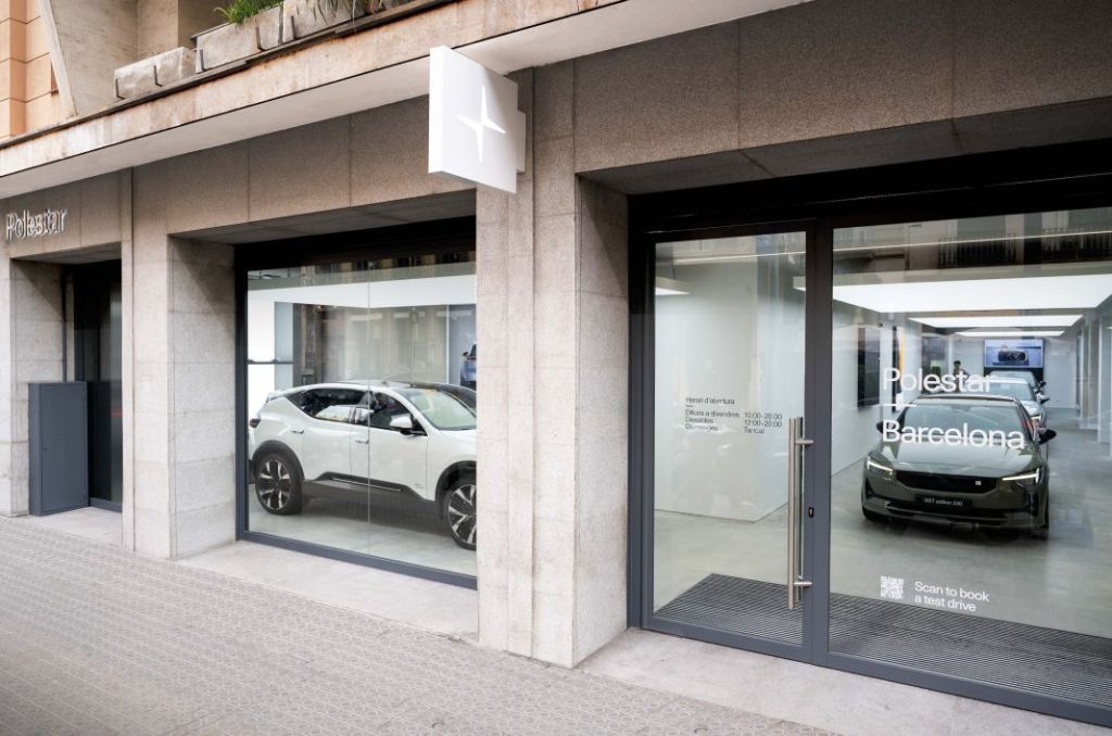Inaugurado el espacio Polestar de la calle Rosselló para dar la bienvenida al Polestar 4 8 Motor16 Polestar Rossello 17edit Motor16