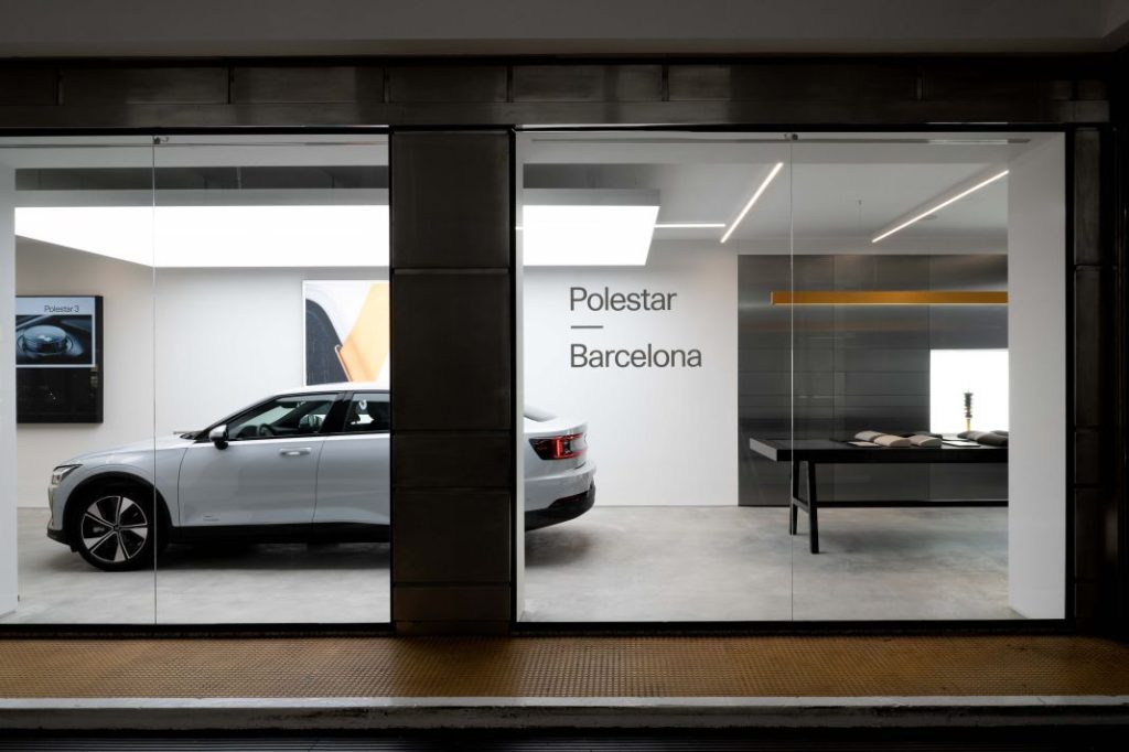 Inaugurado el espacio Polestar de la calle Rosselló para dar la bienvenida al Polestar 4 9 Motor16 Polestar Rossello 26edit Motor16