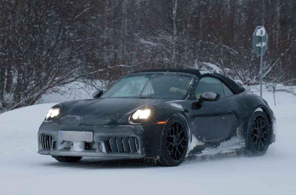 Cazado el restyling del Porsche 911 Cabriolet 2024 5 Motor16 Porsche 992 convertible facelift 3 Motor16