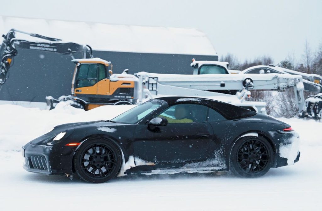 Cazado el restyling del Porsche 911 Cabriolet 2024 1 Motor16 Porsche 911 992.2 Cabriolet 2024