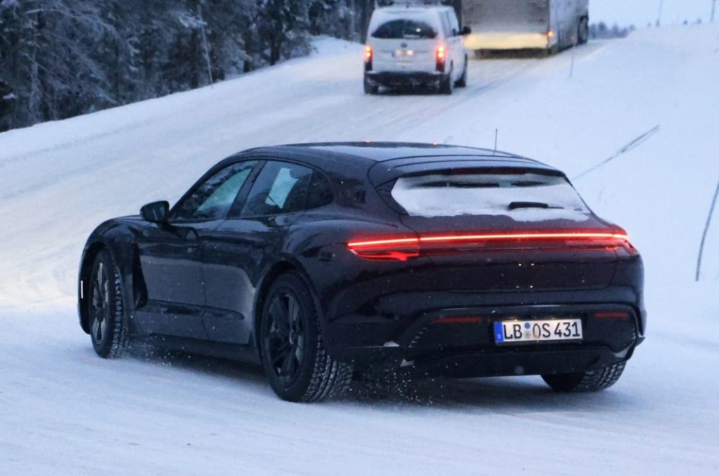 Fotos espía del renovado Porsche Taycan Sport Turismo 2024 19 Motor16 Porsche Taycan Sport Turismo facelift 18 Motor16