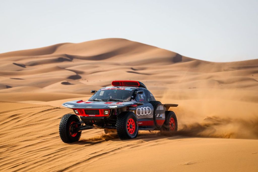 El eterno 'pique' entre Carlos Sainz y Nasser Al-Attiyah que calienta el Dakar 2 Motor16 Carlos Sainz en el Dakar 2024