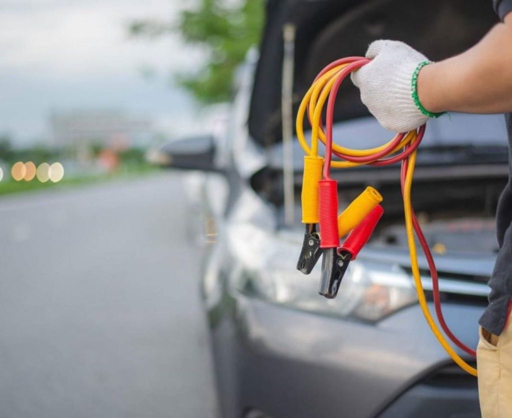 No te vas a creer cuál es la avería más común que tienen los vehículos eléctricos en carretera 2 Motor16 arrancar coche pinzas bateria 1 285 41874147 20230130183737 Motor16