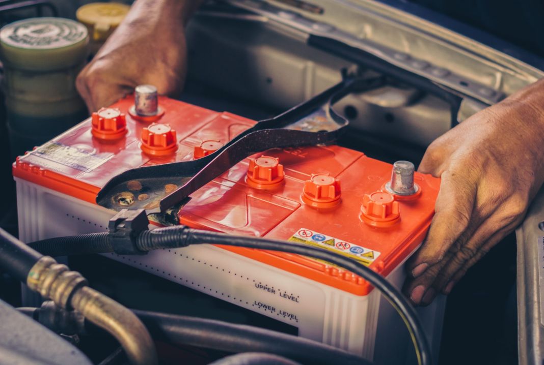 Así puedes cambiar la batería de tu coche y ahorrarte unos euros en la cuesta de enero 1 Motor16 PRIMEROS PASOS: PREPARACIÓN Y SEGURIDAD