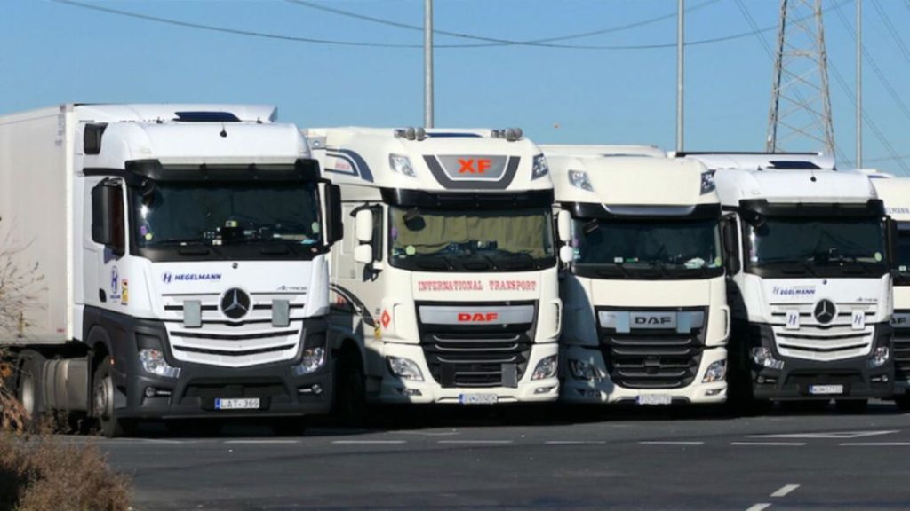 Ayudas a las flotas: sin agotar los 400 millones destinados a la compra de eléctricos dos años después 3 Motor16 camiones aparcados area descanso 1280x720 1 Motor16