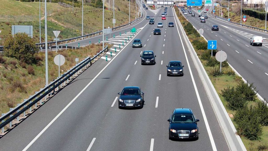 La forma que tienes de conducir en autovías y autopistas desde ahora te va a costar una multa 28 Motor16 multa