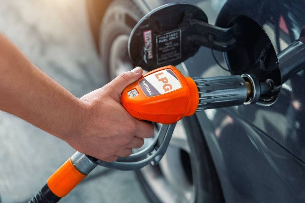 Cómo conseguir la etiqueta ECO sin tener que cambiar de coche para entrar en las ZBE 18 Motor16 glp