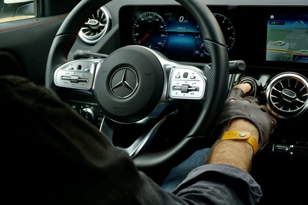 La DGT te multará con hasta 80 euros si conduces con estos complementos de moda 148 Motor16 conductores