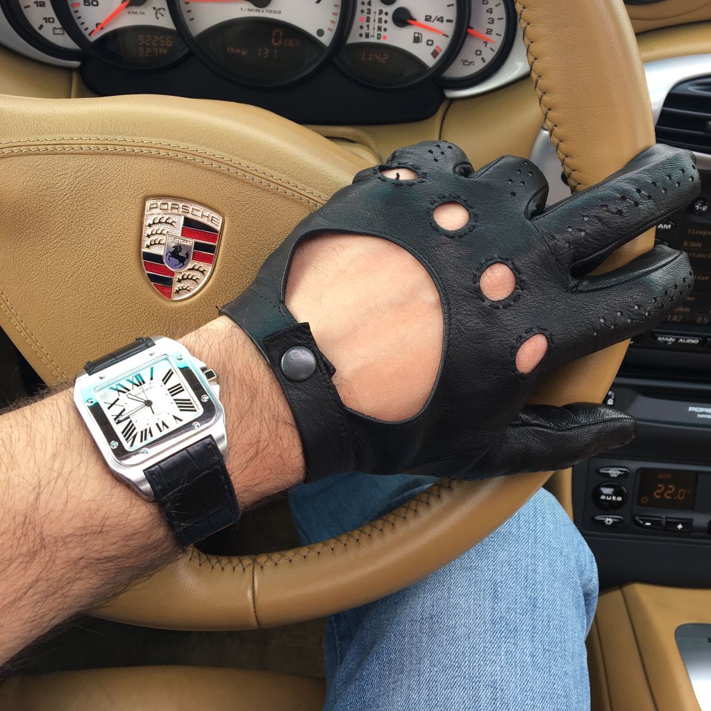 LA DGT Y SU CRUZADA POR LA SEGURIDAD: ¿GUANTES AL VOLANTE?