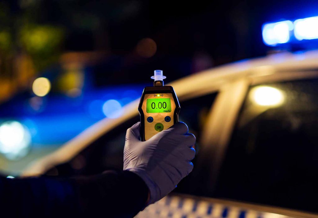 Así son los controles de alcoholemia que la DGT hará a los peatones 29 Motor16 agentes