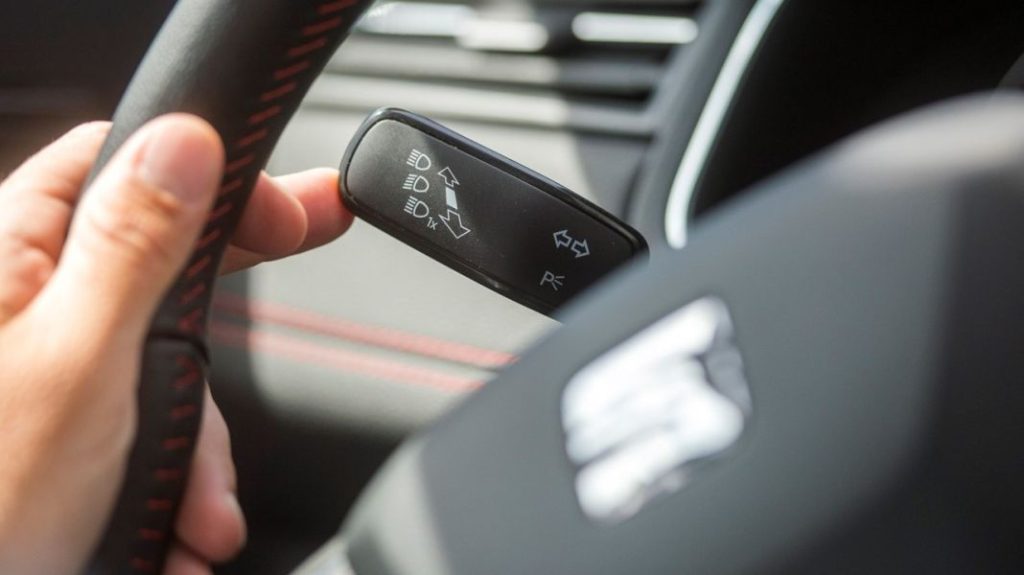 Esta promete ser la multa estrella de la DGT en 2024: Y tiene mucho que ver con los intermitentes de tu coche 238 Motor16 DGT