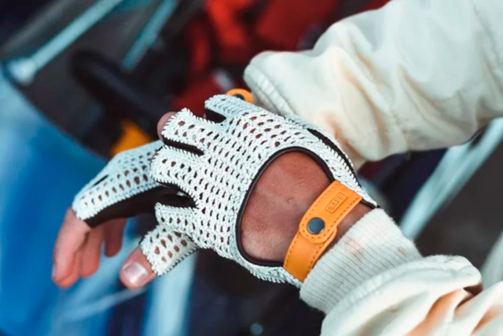 La DGT te multará con hasta 80 euros si conduces con estos complementos de moda 146 Motor16 cuidado