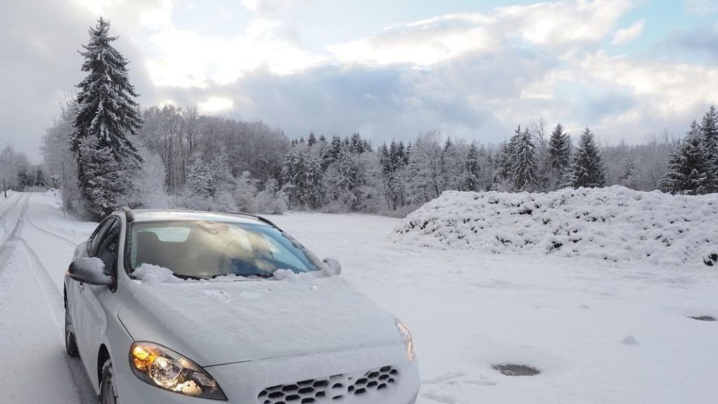 Si te sorprende la nieve sin cadenas en el coche, este es el truco de la DGT que debes poner en práctica 35 Motor16 recomendaciones